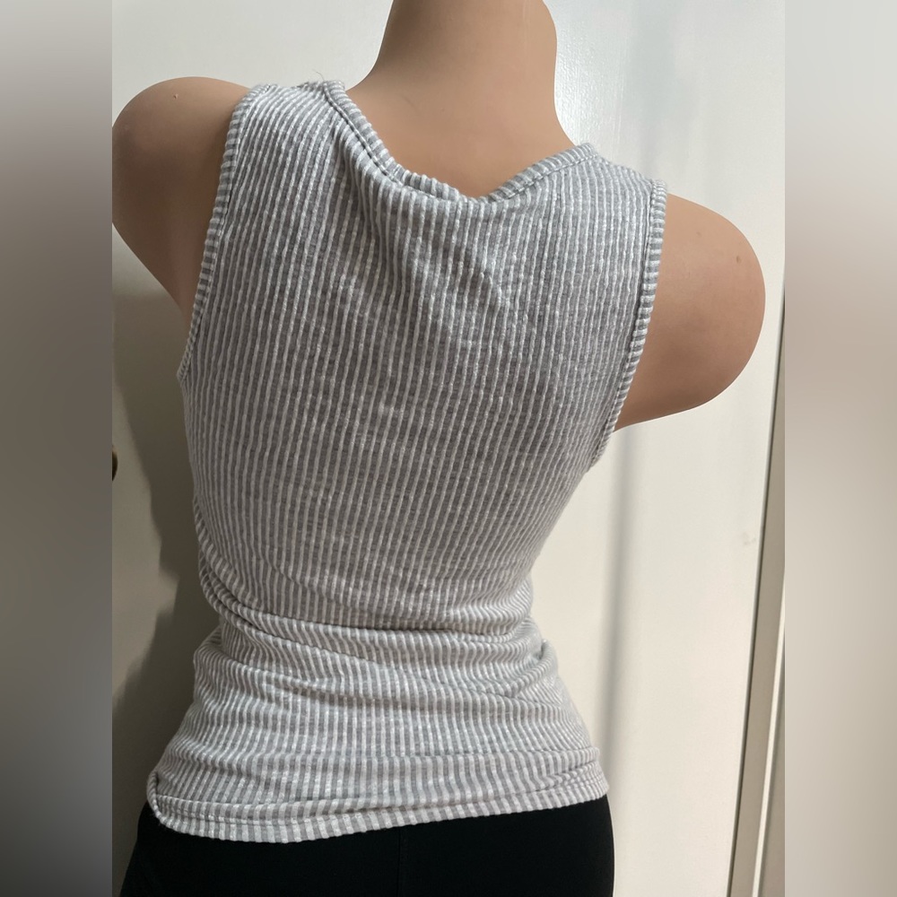 Caution to the Wind Grey/white top size small - Picture 7 of 7